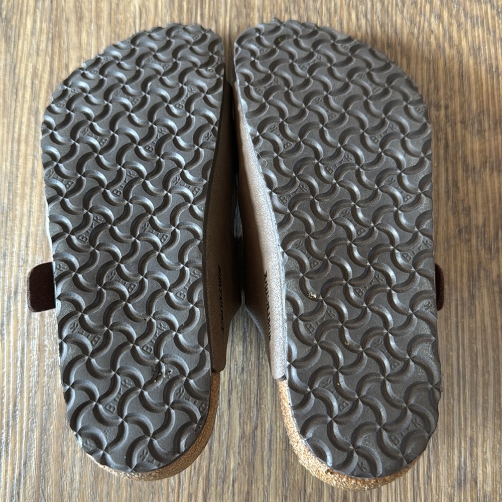 Kids’ Birkenstock sandals - barely worn - Picture 3 of 3